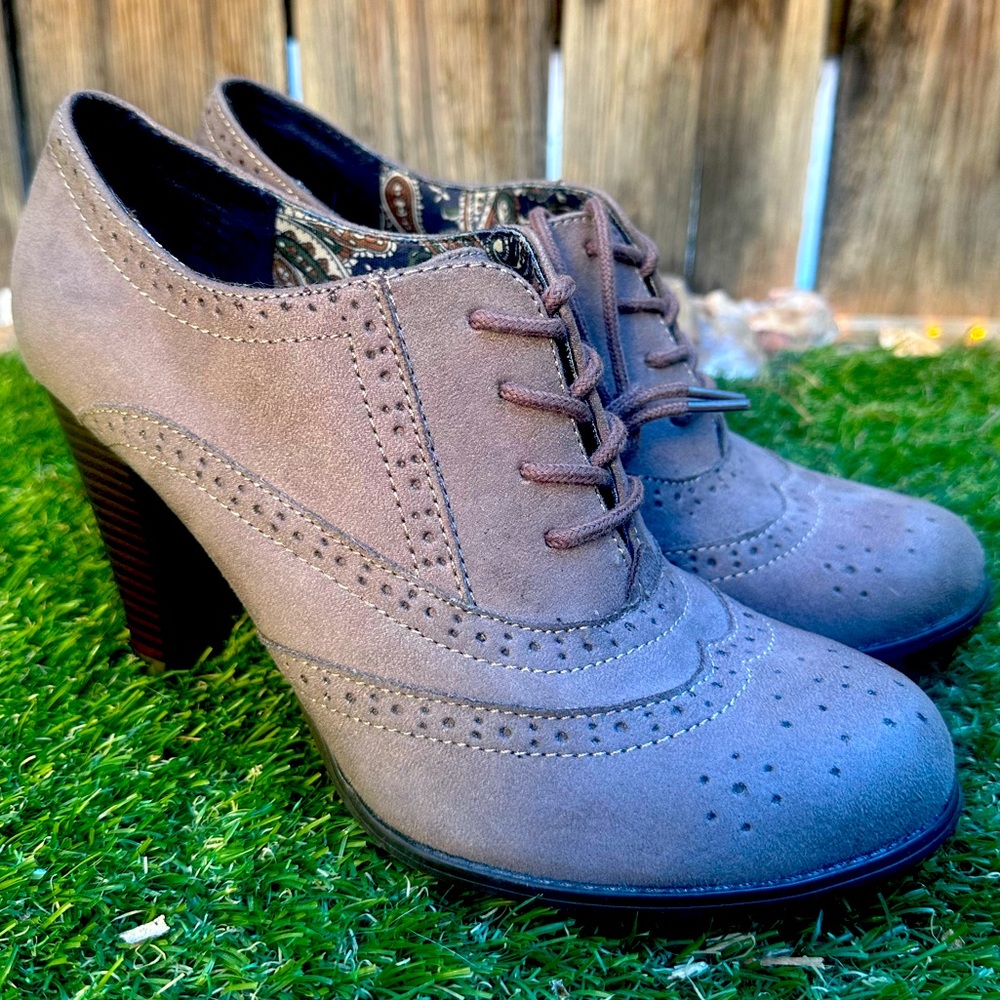 FIONI Clothing Taupe Suede Lace-Up Heeled Brogues